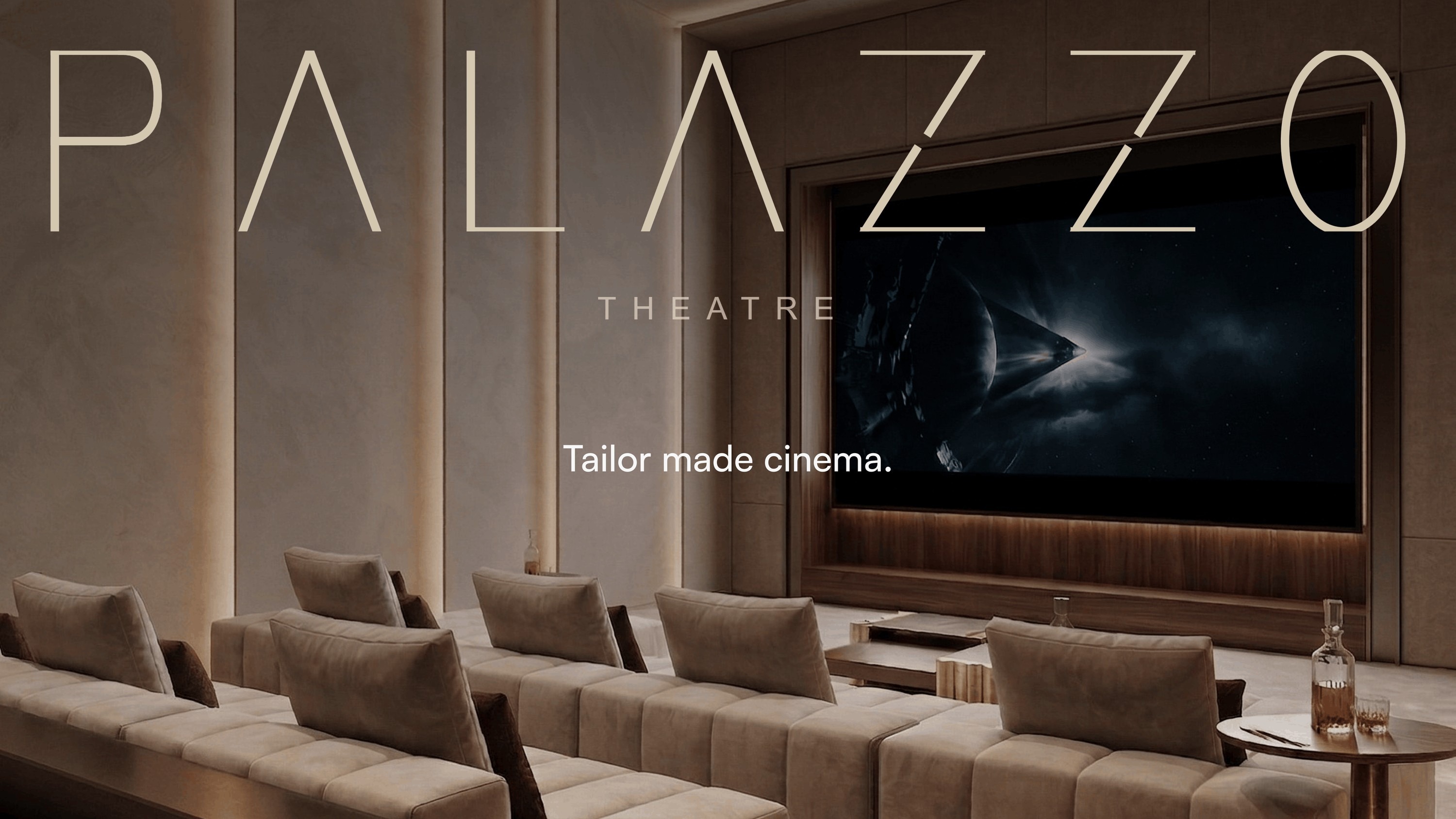 Sala de cinema privado com marcenaria em nogueira e luz de sanca